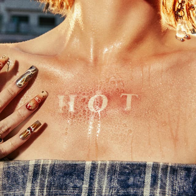 HOT - LE SSERAFIM